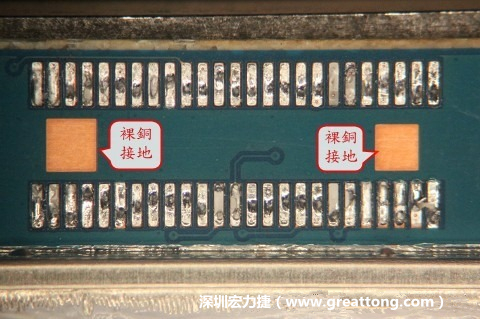 把板對板連接器全部移除，發現其下方板子共有兩個裸銅的方形設計。