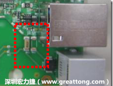 有人認為電容旁邊已經有螺絲將電路板固定于機殼上了，不應該發生電路板彎曲的現象才對。