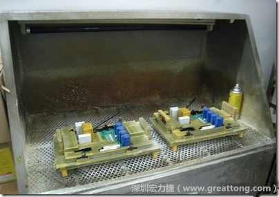 使用噴涂(Spraying)方式作業conformal coating時，需設備抽真空的設備，否則噴涂的物質會飄散到空氣當中，影響人體的健康。