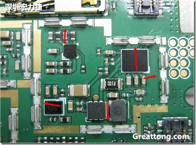 圖中顯示一塊電路板使用這種屏蔽夾(shielding clip)的實例?；旧衔覀冊趶澖堑牡胤蕉荚O計擺放了一個屏蔽夾，這樣可以讓作業員比較方便安裝屏蔽罩(shielding can)時的對位準確。然后在其他沒有屏蔽夾的地方也設計了一些接地的布線，一來可以稍微提升屏蔽罩的電磁隔絕能力，另一方面也可以為屏蔽夾無效時，馬上可以更改為屏蔽框，而無需要重新設計電路板。