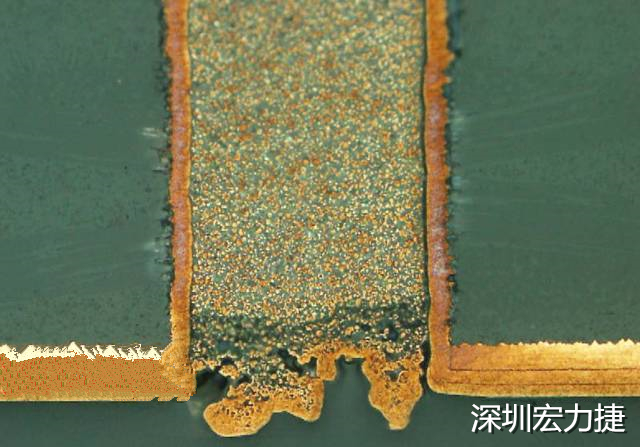 PCB設計之導電孔塞孔工藝 導電孔Via hole又名導通孔，為了達到客戶要求，導通孔必須塞孔，經過大量的實踐，改變傳統的鋁片塞孔工藝，用白網完成板面阻焊與塞孔。生產穩定，質量可靠。
