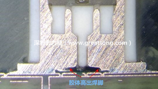  最后的結果出來了，人家原供應商的連接器設計在焊腳與塑膠件(body)之間有一個小小的高度差(standoff)，零件腳硬是比塑膠件高出約0.1mm的間隙，就是這個間隙讓原供應商的連接器完全免去與膠體下方的銅箔線路(cooper trace)或綠漆(solder mask)不平整所造成的翹高浮起問題。