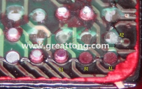 下圖是紅墨水測試后將PCB板子拿回來側一個角度拍攝的照片，就可以很清楚的看到錫球黏在PCB端，或不在PCB端。