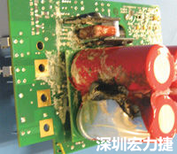 元件選擇不當導致大量電流或電壓流經電路，將會發生像這個燒融電容器的損壞情形。