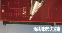 連接器邊緣稍突出于電路板的邊緣。