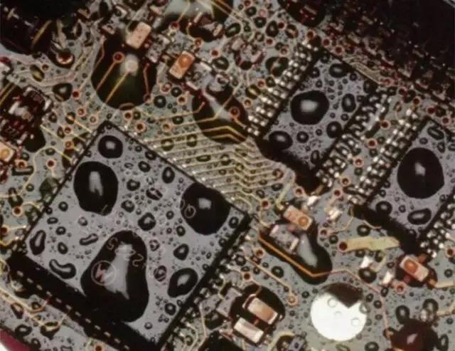 經過涂覆工藝后的PCB，在表面形成透明的保護膜，能有效防止水珠和潮氣侵入，避免漏電和短路。