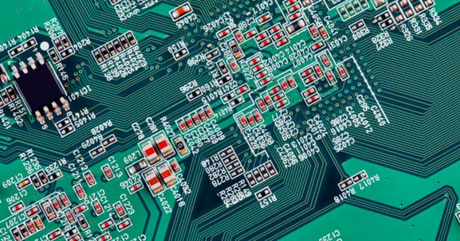 你能在這個復雜的PCB中找到垂直布線嗎？反正我不能